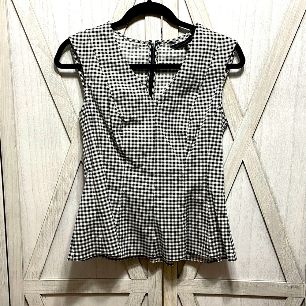 White House Black Market Black and White Poplin Sleeveless Blouse. Size 4